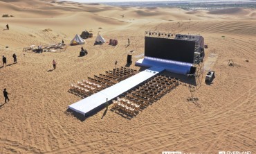 在千年敦煌的大漠腹地上，欧文莱开了一场“时光发布会”